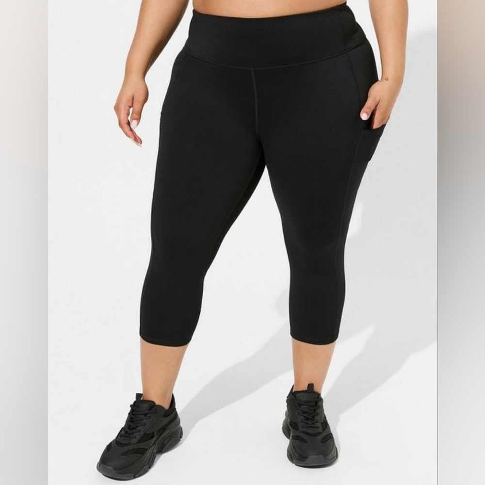 Torrid High Rise Performance Core Capri Active Legging Side Pockets… - Picture 2 of 3